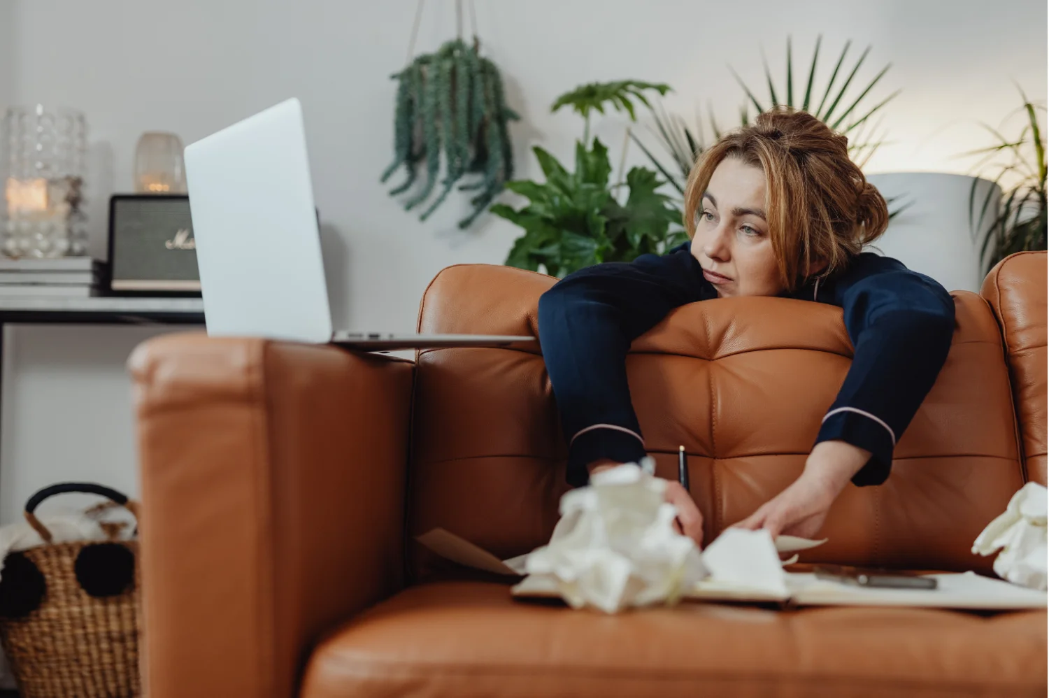 Žena sledujúca notebook